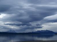 Dunkle Wolken über der Bucht bei Bogen - Nordland